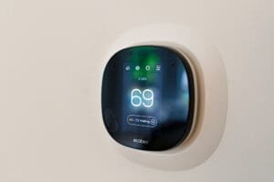 Smart thermostat set to a cool room temperature